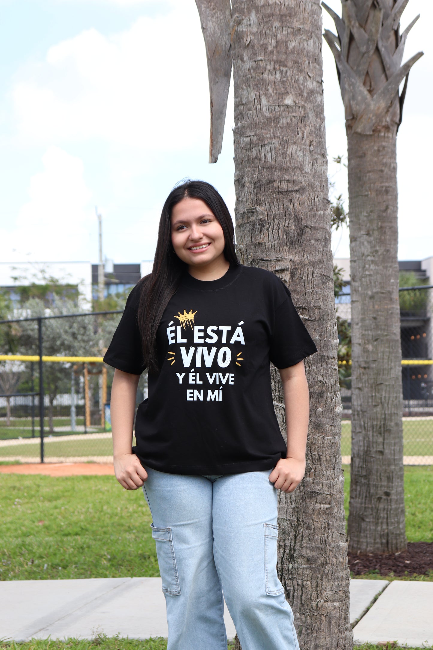 El Está Vivo Y Él Vive En Mí | Women's Loose Style Tee