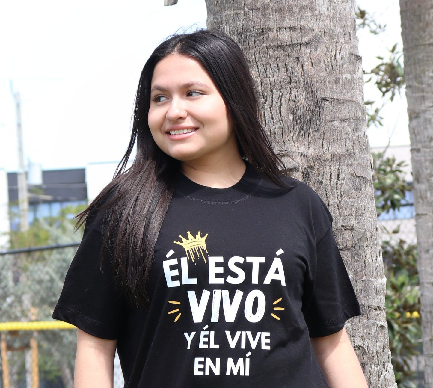 El Está Vivo Y Él Vive En Mí | Women's Loose Style Tee