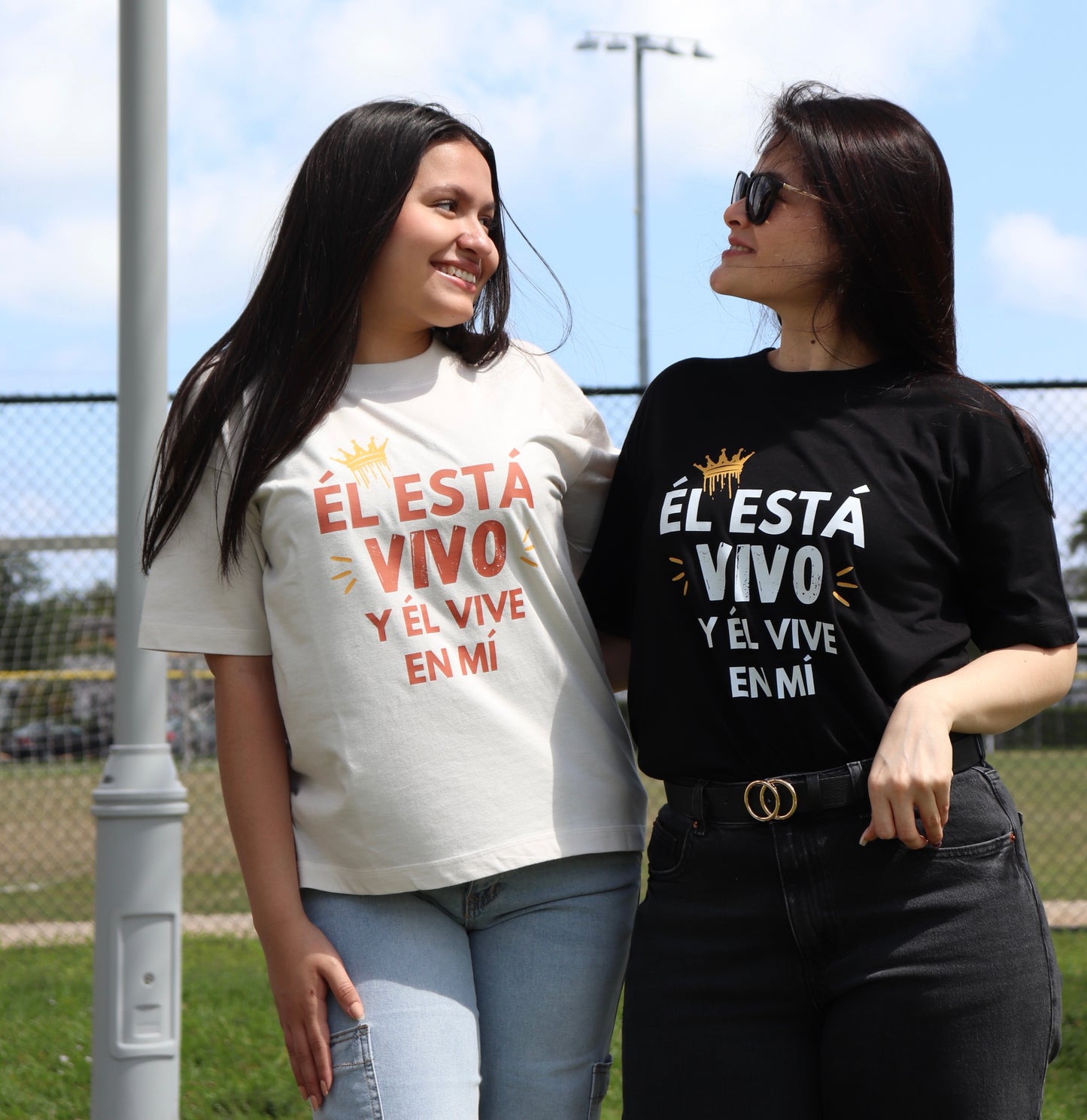 El Está Vivo Y Él Vive En Mí | Women's Loose Style Tee