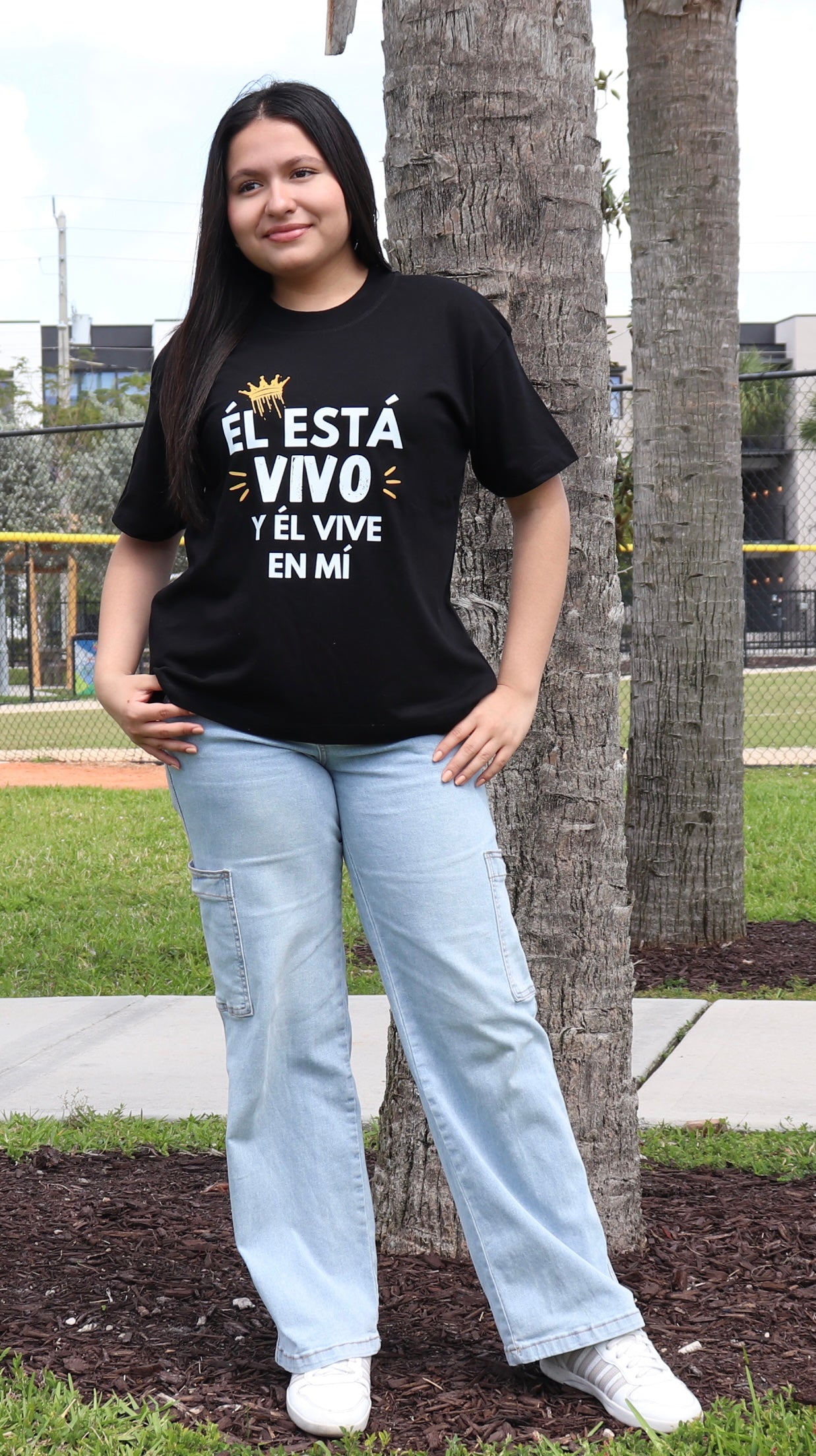 El Está Vivo Y Él Vive En Mí | Women's Loose Style Tee