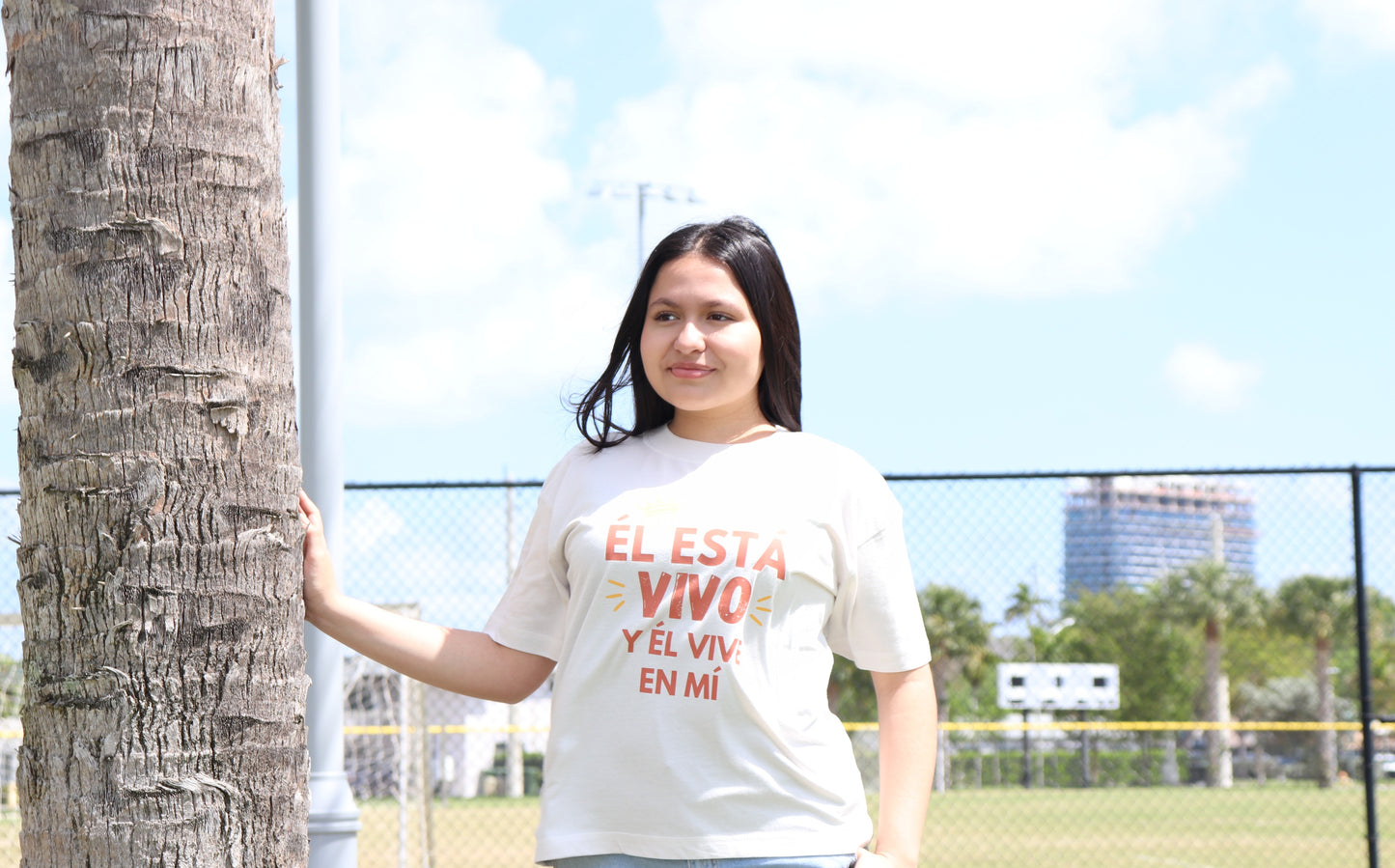 El Está Vivo Y Él Vive En Mí | Women's Loose Style Tee